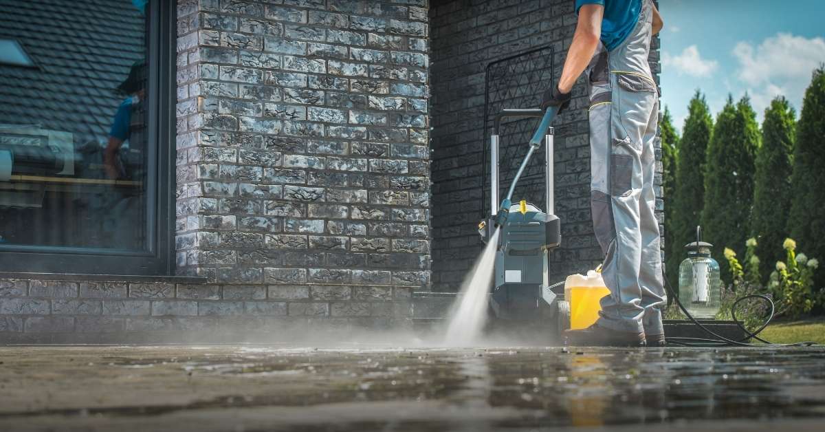 Top Reasons Homeowners in Connecticut Hire Professional Pressure Washers