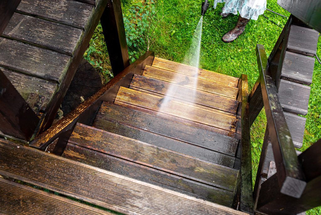 pressure washer to clean wood terrace stairs